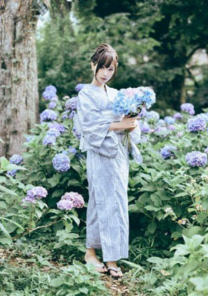 丝袜女帝玉腿夹精_高清高清完整版播放